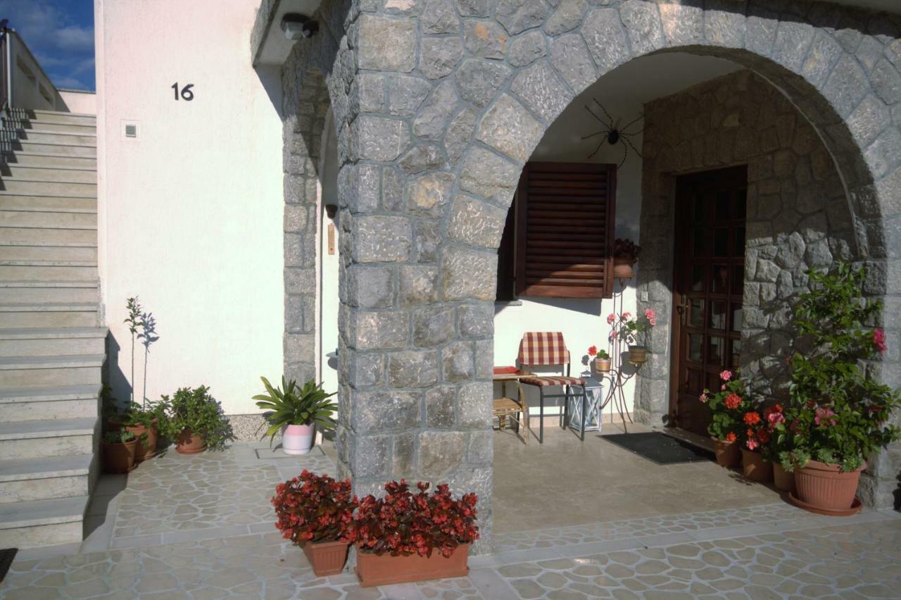 Apartments Cvelic Milovcic Малинска Екстериор снимка